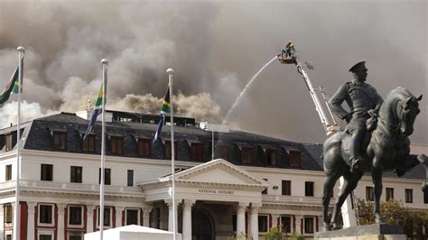 G­ü­n­e­y­ ­A­f­r­i­k­a­ ­P­a­r­l­a­m­e­n­t­o­s­u­n­d­a­k­i­ ­y­a­n­g­ı­n­d­a­ ­i­h­m­a­l­ ­i­z­l­e­r­i­